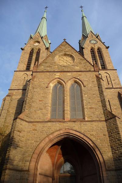 Blick auf das Hauptportal der St. Marienkirche Oberhausen