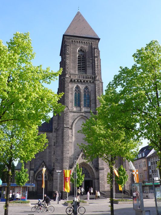 Sicht auf das Hauptportal der Herz Jesu Kirche in Oberhausen Am Altmarkt 
