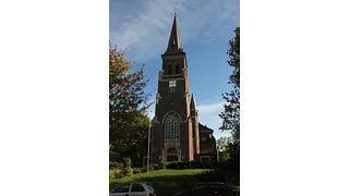 Bild der Kirche St. Antonius Klosterhardt in Oberhausen mit Blick auf das Hauptportal