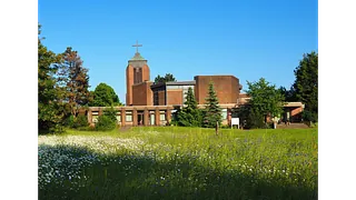 Bild der Kirche St. Barbara Königshardt mir Pfarrwiese in Oberhausen