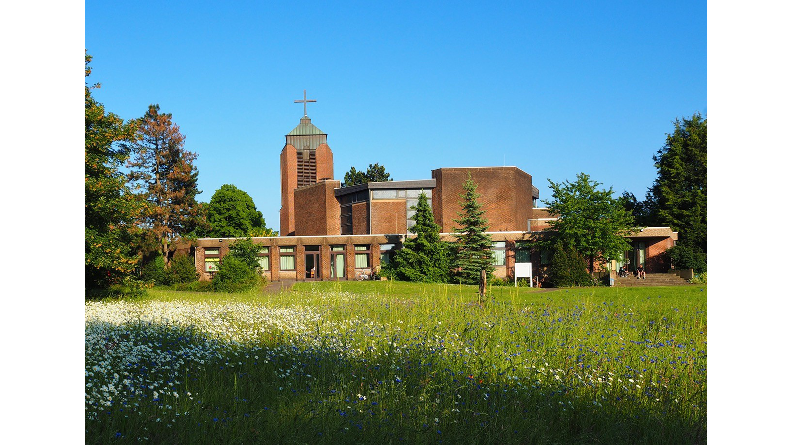 Bild der Kirche St. Barbara Königshardt mir Pfarrwiese in Oberhausen